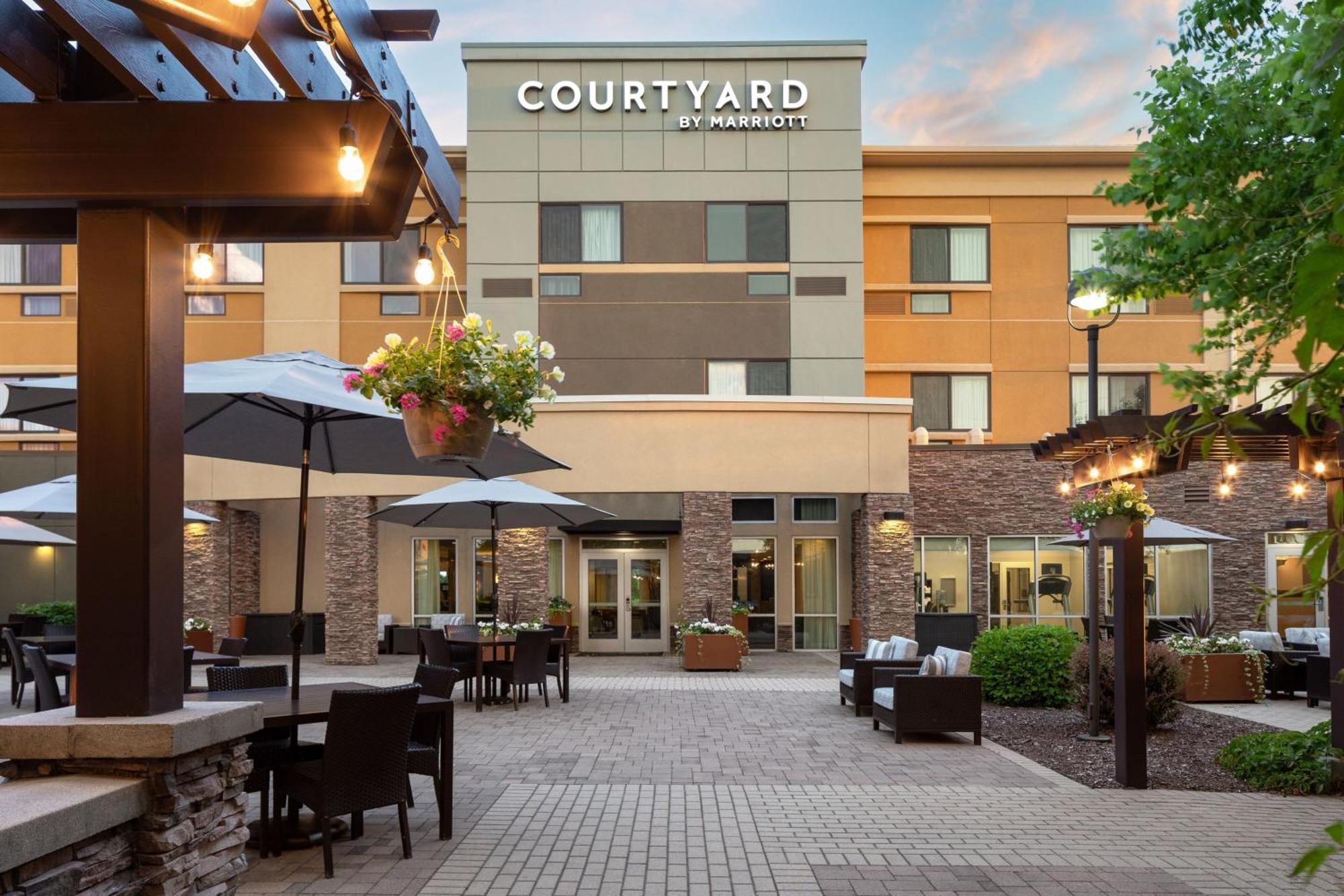 Courtyard Mankato Hotel & Event Center Exterior foto