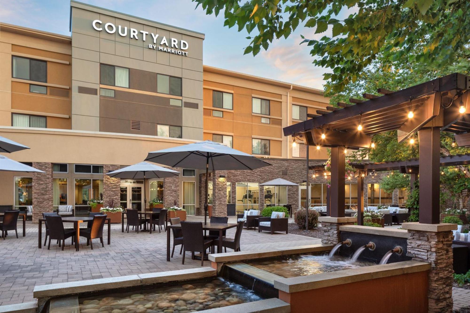 Courtyard Mankato Hotel & Event Center Exterior foto