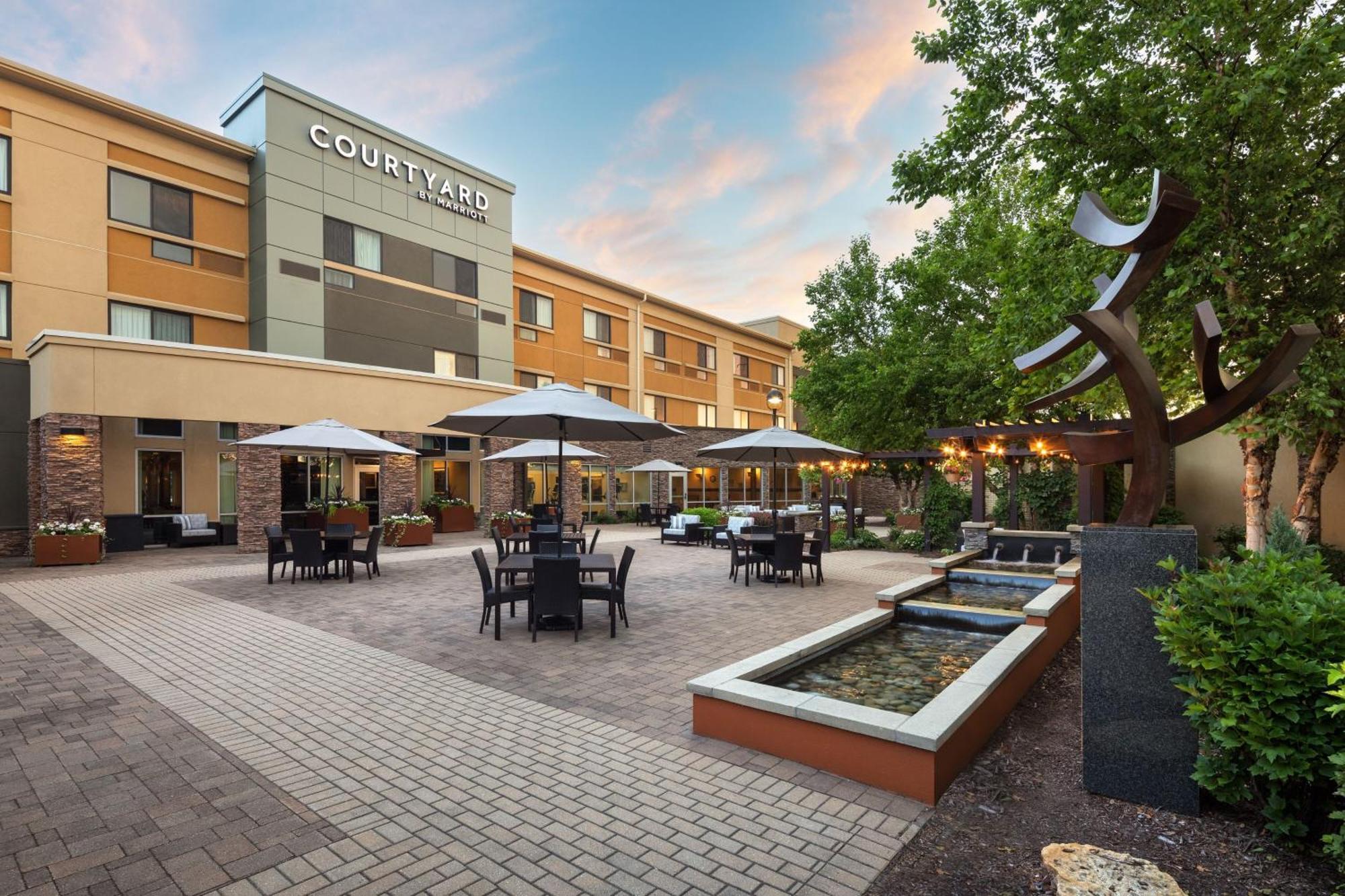 Courtyard Mankato Hotel & Event Center Exterior foto